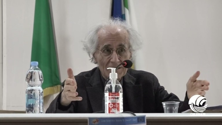 Canfora parla agli studenti: “La stampa ulula e canta. Giorgia Meloni? Neonazista nell’animo” Canfora parla agli studenti: “La stampa ulula e canta. Giorgia Meloni? Neonazista nell’animo”