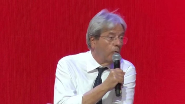 Gentiloni: “Schlein fa bene a lanciare appello di unità, anche a Italia Viva”, fischi dalla platea Gentiloni: “Schlein fa bene a lanciare appello di unità, anche a Italia Viva”, fischi dalla platea