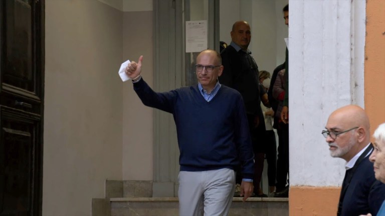 Elezioni politiche, Enrico Letta al seggio del Testaccio per votare, leader PD saluta sostenitori Elezioni politiche, Enrico Letta al seggio del Testaccio per votare, leader PD saluta sostenitori
