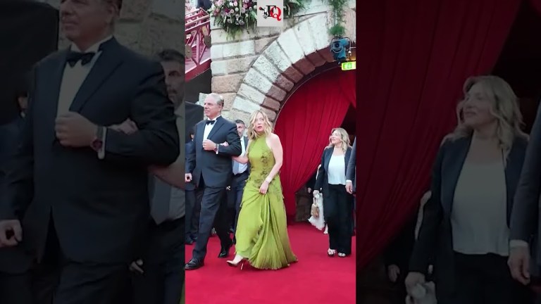 “SEI BELLISSIMA”, MELONI ALL’ARENA DI VERONA TRA APPLAUSI E COMPLIMENTI #news #shorts “SEI BELLISSIMA”, MELONI ALL’ARENA DI VERONA TRA APPLAUSI E COMPLIMENTI #news #shorts