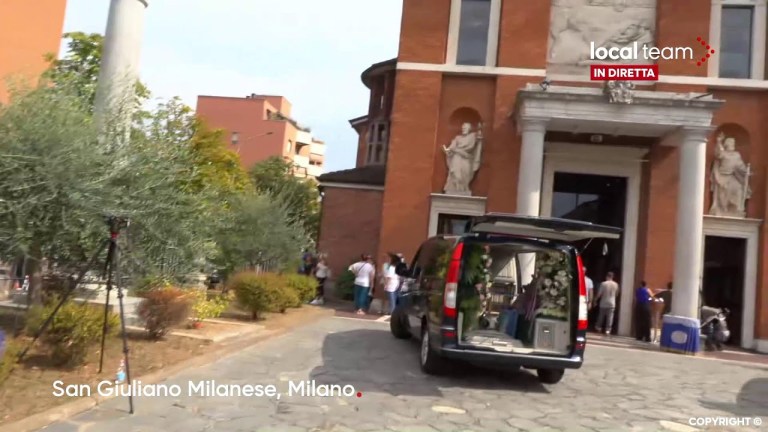 LIVE San Giuliano Milanese, l’addio alla piccola Diana Pifferi: diretta video LIVE San Giuliano Milanese, l’addio alla piccola Diana Pifferi: diretta video