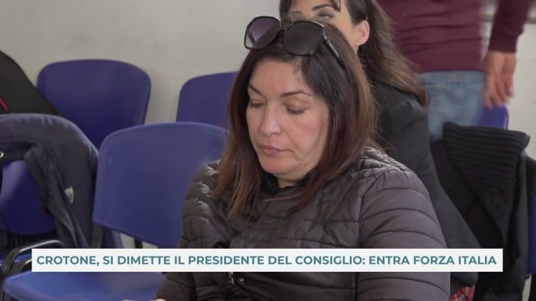 CROTONE, SI DIMETTE IL PRESIDENTE DEL CONSIGLIO ENTRA FORZA ITALIA CROTONE, SI DIMETTE IL PRESIDENTE DEL CONSIGLIO ENTRA FORZA ITALIA