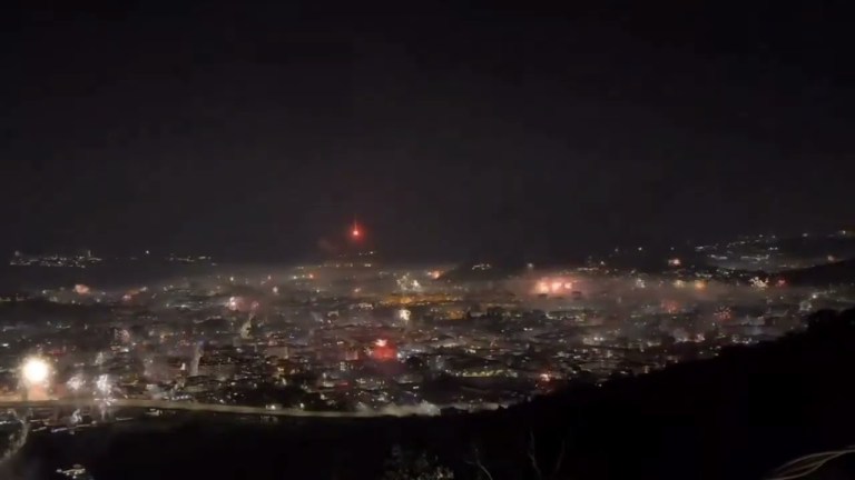 Napoli, risponde così al divieto del comune sui fuochi d’artificio Napoli, risponde così al divieto del comune sui fuochi d’artificio