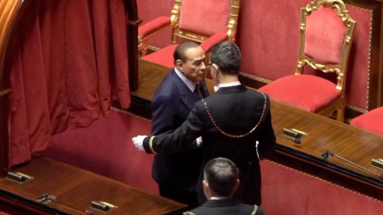 Senato, vota Berlusconi: il leader di Forza Italia sbaglia uscita Senato, vota Berlusconi: il leader di Forza Italia sbaglia uscita