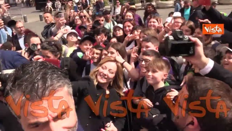 Giorgia Meloni si ferma per selfie e abbracci con una scolaresca in piazza Colonna Giorgia Meloni si ferma per selfie e abbracci con una scolaresca in piazza Colonna
