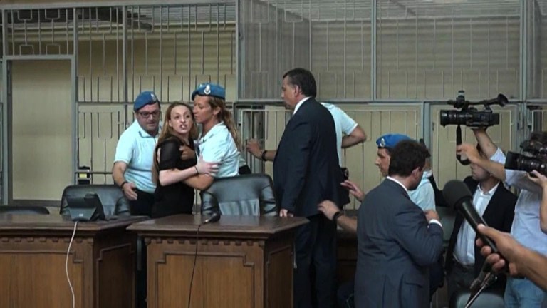 Omicidio Loris, confermata condanna a 30 anni. Veronica urla al suocero: “Ti ammazzo” Omicidio Loris, confermata condanna a 30 anni. Veronica urla al suocero: “Ti ammazzo”