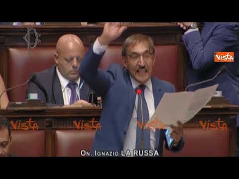 La Russa fa il saluto romano alla Camera La Russa fa il saluto romano alla Camera