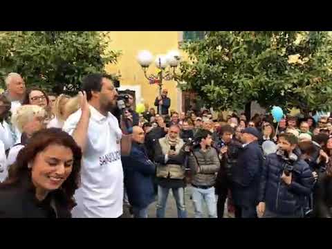 Salvini e la felpa da 700 euro: “Ci vuole il grembiule alle elementari. Servono ordine e disciplina” Salvini e la felpa da 700 euro: “Ci vuole il grembiule alle elementari. Servono ordine e disciplina”