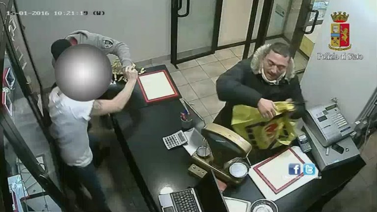Furto al Compro Oro, 13 minuti per svaligiare il negozio: le immagini della rapina Furto al Compro Oro, 13 minuti per svaligiare il negozio: le immagini della rapina