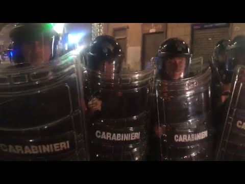 Comune di Napoli occupato, tensione tra disoccupati e polizia Comune di Napoli occupato, tensione tra disoccupati e polizia
