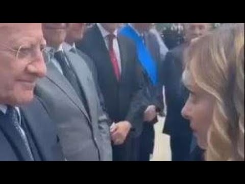 Meloni a Caivano saluta De Luca: «Sono ‘quella stronza’, come va?» Meloni a Caivano saluta De Luca: «Sono ‘quella stronza’, come va?»