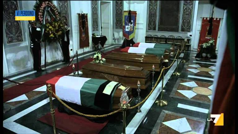 VI PERDONO MA INGINOCCHIATEVI – FILM EVENTO LA7 VI PERDONO MA INGINOCCHIATEVI – FILM EVENTO LA7