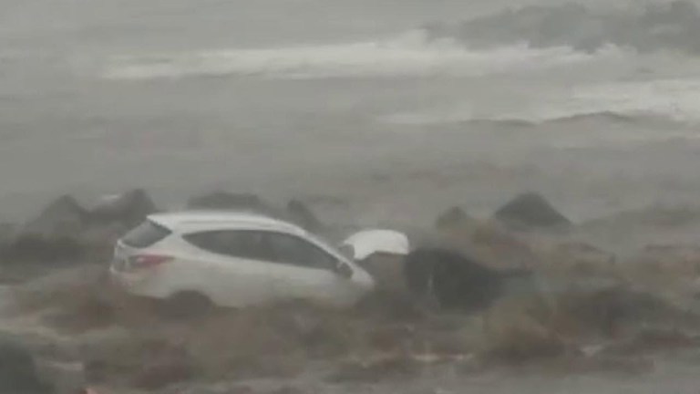 Alluvione nel Catanese, a Riposto l’acqua spinge l’auto in mare, automobilista salvo per miracolo Alluvione nel Catanese, a Riposto l’acqua spinge l’auto in mare, automobilista salvo per miracolo