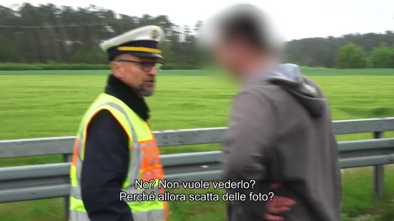 Scattano foto dell’incidente e il poliziotto li multa: “C’è un morto, guardalo se hai coraggio” Scattano foto dell’incidente e il poliziotto li multa: “C’è un morto, guardalo se hai coraggio”
