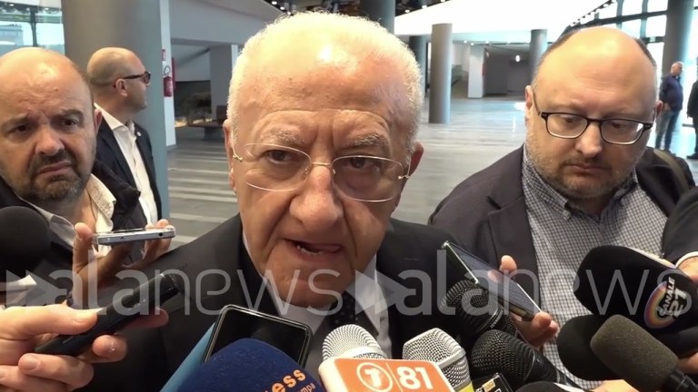 De Luca: “Meloni a Caivano? Domani solita comparsata elettorale” De Luca: “Meloni a Caivano? Domani solita comparsata elettorale”