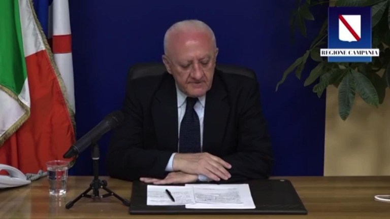 Coronavirus, De Luca: “La Campania ha chiuso mentre altri facevano brindisi in piazza” Coronavirus, De Luca: “La Campania ha chiuso mentre altri facevano brindisi in piazza”