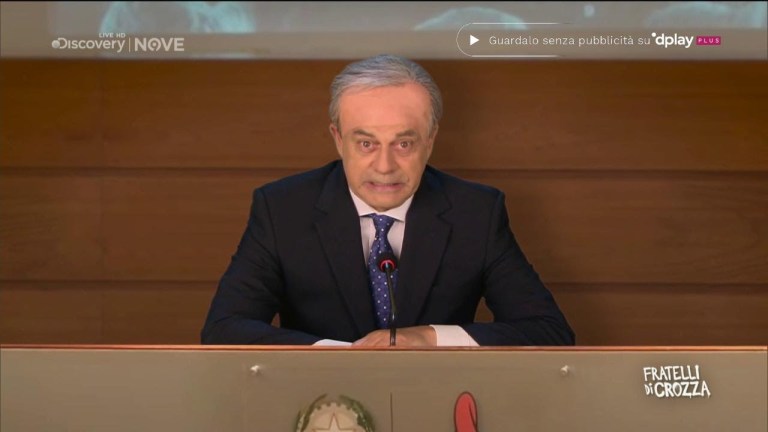 Crozza torna a vestire i panni del professor Locatelli, la parodia è esilarante Crozza torna a vestire i panni del professor Locatelli, la parodia è esilarante