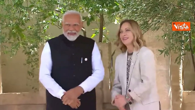 G7, Meloni accoglie il Primo Ministro indiano Modi che la saluta con il tradizionale “Namaste” G7, Meloni accoglie il Primo Ministro indiano Modi che la saluta con il tradizionale “Namaste”
