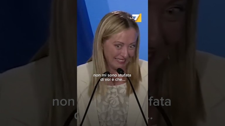 Il fuori onda di Giorgia Meloni dopo la conferenza stampa: “Malissimo…” Il fuori onda di Giorgia Meloni dopo la conferenza stampa: “Malissimo…”