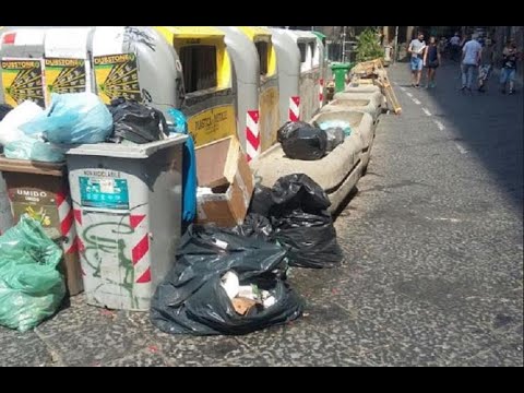 Schiaffo al cuore di Napoli, a deturpare la città i commercianti della zona: raffica di sanzioni | L Schiaffo al cuore di Napoli, a deturpare la città i commercianti della zona: raffica di sanzioni | L