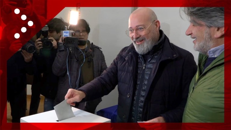 Primarie PD: Stefano Bonaccini vota al seggio nel circolo del partito di Campogalliano Primarie PD: Stefano Bonaccini vota al seggio nel circolo del partito di Campogalliano