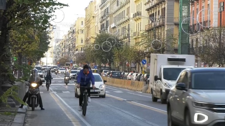 Il Comune di Napoli dice sì al limite di 30 km all’ora: «Pronto tutor e autovelox» Il Comune di Napoli dice sì al limite di 30 km all’ora: «Pronto tutor e autovelox»