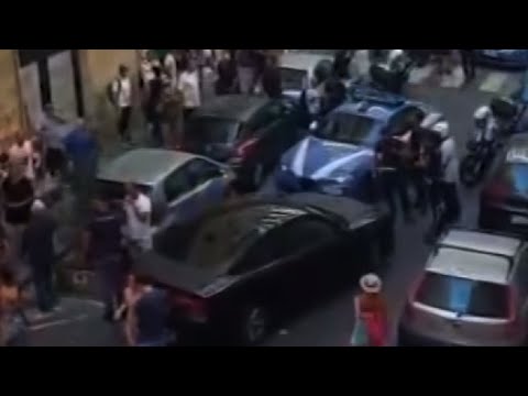 Napoli: in piazza come su un ring, il video choc della rissa Napoli: in piazza come su un ring, il video choc della rissa