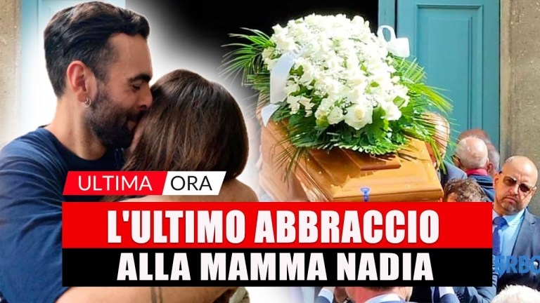FUNERALI MAMMA MARCO MENGONI: L’ULTIMO COMMOSSO ABBRACCIO DEL CANTANTE. “IL SUO SORRISO CI MANCHERÀ” FUNERALI MAMMA MARCO MENGONI: L’ULTIMO COMMOSSO ABBRACCIO DEL CANTANTE. “IL SUO SORRISO CI MANCHERÀ”