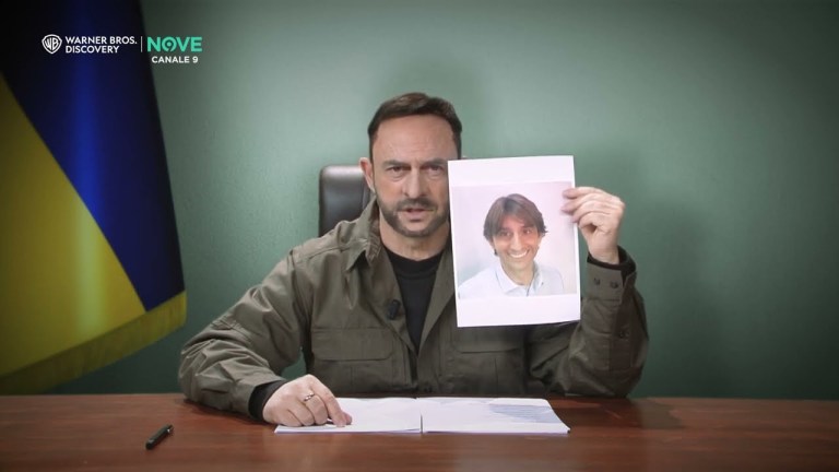 Crozza diventa Zelensky: “Ecco il video che non vedrete a Sanremo” Crozza diventa Zelensky: “Ecco il video che non vedrete a Sanremo”