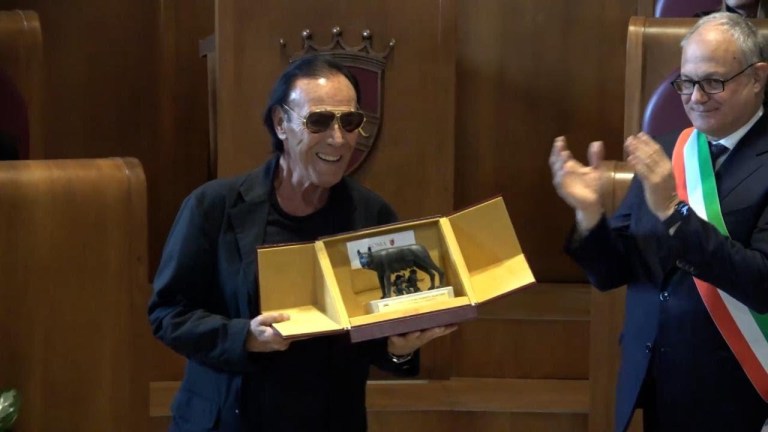 La Lupa Capitolina per Venditti che cita Trump: “Dobbiamo rendere Roma great again” La Lupa Capitolina per Venditti che cita Trump: “Dobbiamo rendere Roma great again”