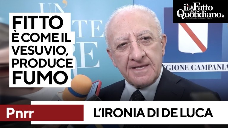 L’ironia di De Luca: “Pnrr? Fitto e il Vesuvio i più grandi produttori di fumo al mondo” L’ironia di De Luca: “Pnrr? Fitto e il Vesuvio i più grandi produttori di fumo al mondo”