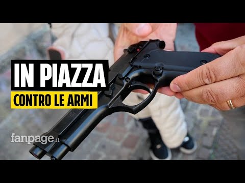 Napoli in piazza contro le armi in mano ai ragazzini: “80 euro e compri on-line una pistola finta” Napoli in piazza contro le armi in mano ai ragazzini: “80 euro e compri on-line una pistola finta”