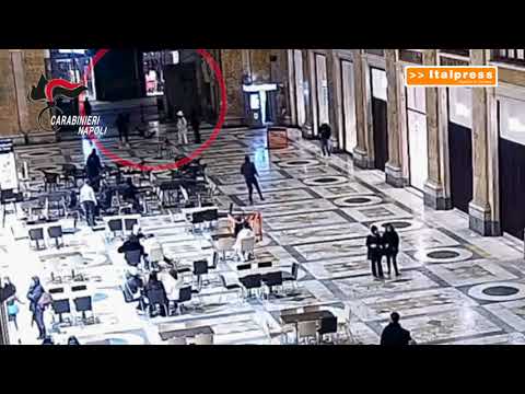Napoli, anziana rapinata in centro, l’aggressore le strappa via la borsetta e la scaraventa a… Napoli, anziana rapinata in centro, l’aggressore le strappa via la borsetta e la scaraventa a…