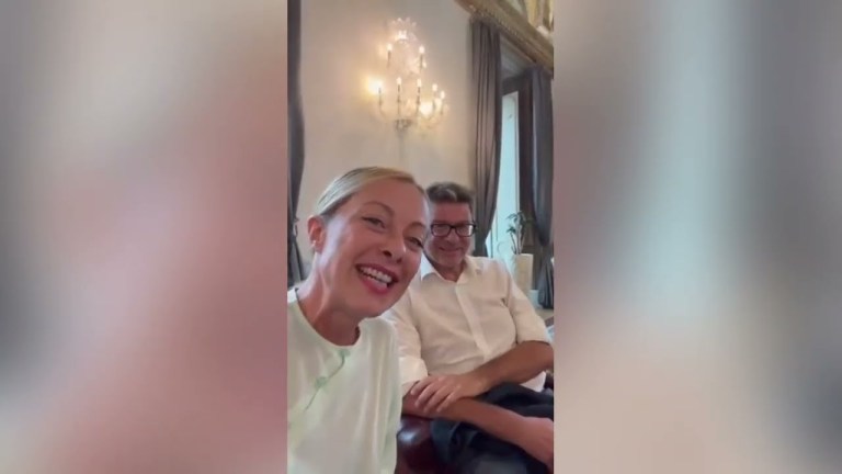 GIORGIA MELONI: “IO E GIORGETTI VOLEVAMO DIRVI CHE NON ABOLIREMO L’ASSEGNO UNICO” GIORGIA MELONI: “IO E GIORGETTI VOLEVAMO DIRVI CHE NON ABOLIREMO L’ASSEGNO UNICO”