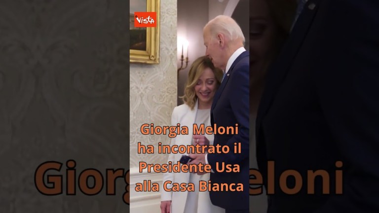 Il bacio in testa di Biden a Meloni Il bacio in testa di Biden a Meloni