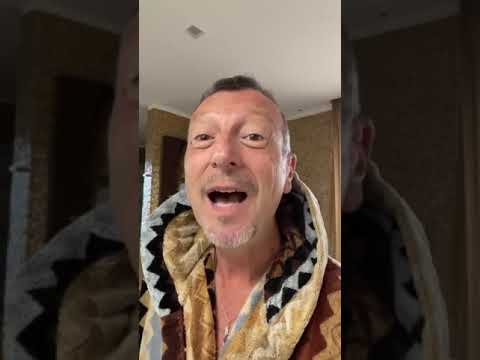 Dopo una bella doccia mattutina Amadeus annuncia gli altri cantanti del Suzuki Music Party Dopo una bella doccia mattutina Amadeus annuncia gli altri cantanti del Suzuki Music Party