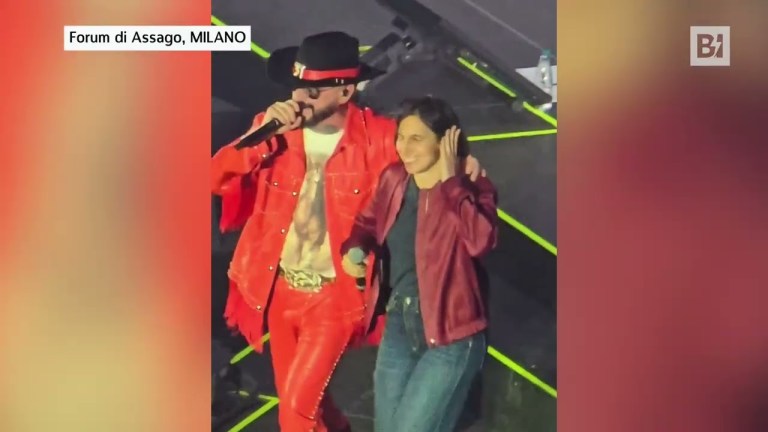 Elly Schlein rapper per una sera, canta sul palco con J-Ax Elly Schlein rapper per una sera, canta sul palco con J-Ax