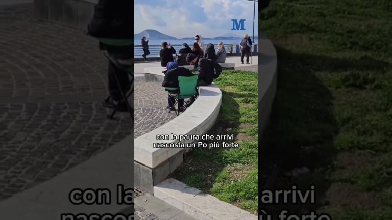 Terremoto a Napoli, la gente dorme in auto a Pozzuoli per il bradisismo Terremoto a Napoli, la gente dorme in auto a Pozzuoli per il bradisismo