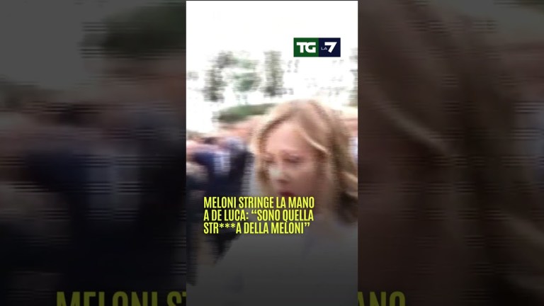 Meloni stringe la mano a De Luca: “Sono quella str***a della Meloni” Meloni stringe la mano a De Luca: “Sono quella str***a della Meloni”