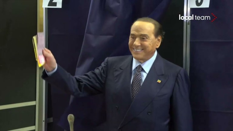 Elezioni, Berlusconi al seggio: il presidente di Forza Italia vota a Milano Elezioni, Berlusconi al seggio: il presidente di Forza Italia vota a Milano