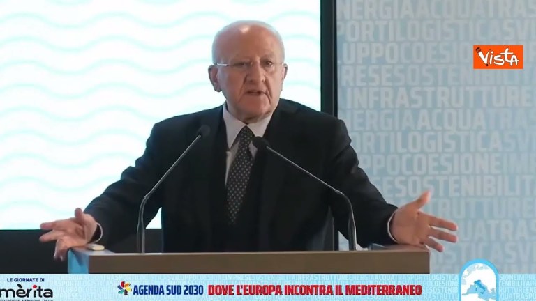De Luca interrotto al convegno sbotta: “Sia breve, sono samaritano ma fino a un certo punto” De Luca interrotto al convegno sbotta: “Sia breve, sono samaritano ma fino a un certo punto”