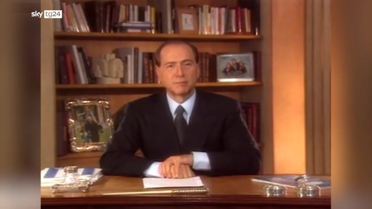 Berlusconi, il video della discesa in campo nel 1994 Berlusconi, il video della discesa in campo nel 1994