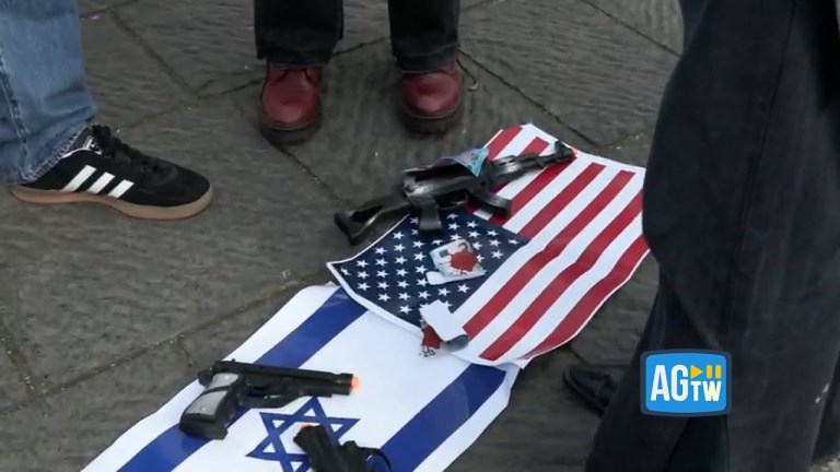 Napoli in piazza per la Palestina: «Aggiorniamo la Giornata della Memoria» Napoli in piazza per la Palestina: «Aggiorniamo la Giornata della Memoria»