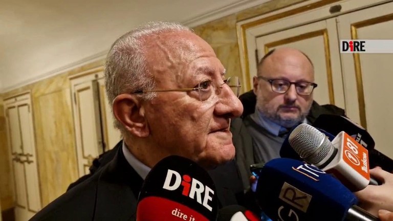 Giorno della Memoria, De Luca: “Autorità con un busto di Mussolini in casa, anticorpi consumati” Giorno della Memoria, De Luca: “Autorità con un busto di Mussolini in casa, anticorpi consumati”