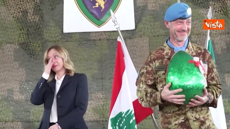La commozione di Giorgia Meloni quando regala un uovo di Pasqua ai soldati italiani in Libano La commozione di Giorgia Meloni quando regala un uovo di Pasqua ai soldati italiani in Libano