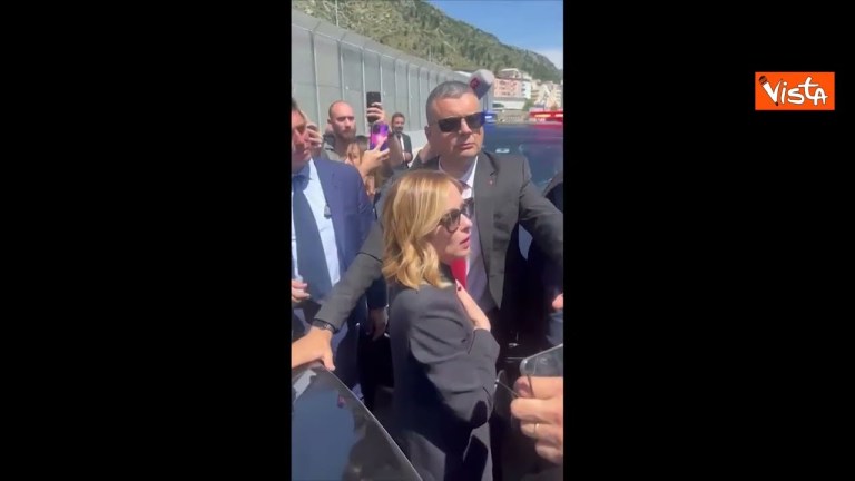 Magi strattonato in Albania, Meloni scende dall’auto per difenderlo, poi scatta la discussione Magi strattonato in Albania, Meloni scende dall’auto per difenderlo, poi scatta la discussione