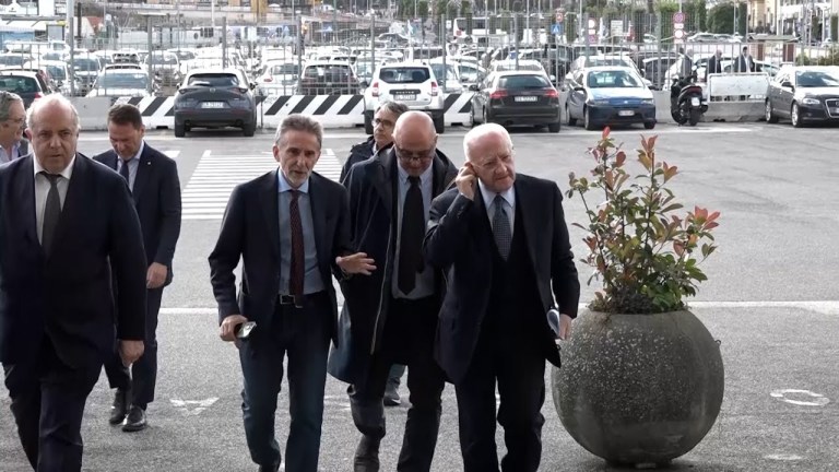 Trasporto pubblico locale e autonomia: il presidente De Luca incalza Fitto Trasporto pubblico locale e autonomia: il presidente De Luca incalza Fitto