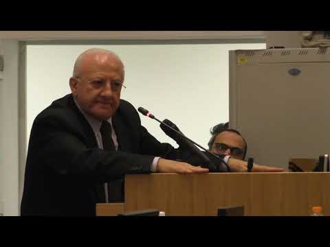 De Luca show su Salvini: ”Suoi tweet da turbe mentali” De Luca show su Salvini: ”Suoi tweet da turbe mentali”