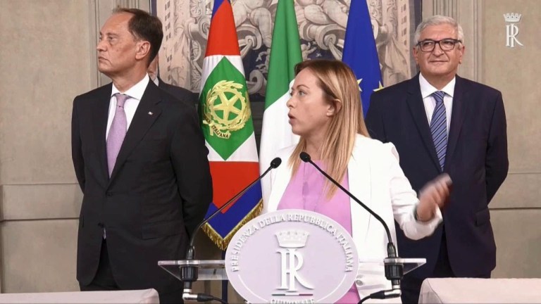 Governo, battibecco Meloni-giornalista: “Da quando per voi è eversivo andare in piazza?” Governo, battibecco Meloni-giornalista: “Da quando per voi è eversivo andare in piazza?”