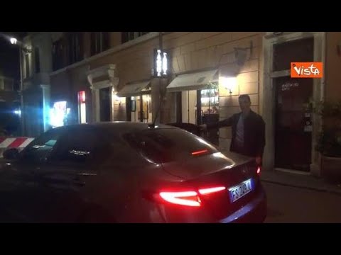 Elezioni europee, Elly Schlein arriva alla sede del Pd con la chitarra Elezioni europee, Elly Schlein arriva alla sede del Pd con la chitarra